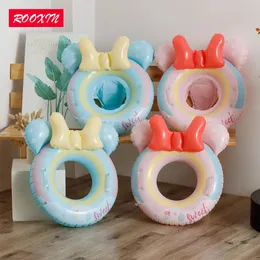 Rooxin Baby Swim Ring Tube مقعد السباحة القابل للنفخ للأطفال يسبحون دائرة تطفو على الشاطئ.