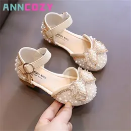 Girls Sandals Summer Korean Edition Söt Bow Pearl paljetter Kids Princess Shoes Flat Heels Soft Bottom Dancing Shoes 240415