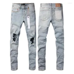 Jeans masculinos roxos com buracos de joelho azul claro e slim fit 9010 2024 tendência de moda de alta qualidade