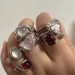 Pierścienie opaski srebrny czerwony owalny pierścień damski moda elegancja nieregularna naturalna kamień luksusowy pierścionek damski Y2K Estetyczny prezent biżuterii Q240427