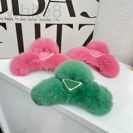 Haarclips Barrettes Designer flauschige Designerinnen Frauen Luxurys Haarpugel Fuzzy Letters Klauen Clip Pelzige Winter warme Stift Designer Mädchen Haircips Schmuck sehr schön 2r5y