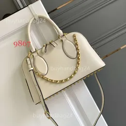 Çantalar stil crossbody 2024 çanta vlogoo stud kadın yeni batı valentyno omuz popüler moda çok yönlü rock perçin el çantası kabuk tasarımcısı kcos