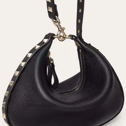 Сумка Valentyno Vslings Summer 2024 Designer Designer Bags Stud Hobo vlogoo Новая V-култона подмышечная сумочка с крестообразной сумочка на молнии Litchi