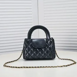 2024 outono/inverno novo design de moda feminino Camellia Chain Bag Production Sheepskin de pele de carneiro elegante e delicada Padrão de diamante Bolsa de marchas