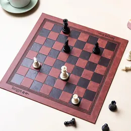 Präglad design läder internationella schackbräde spel mattkontroller Universal Chessboard Birthday Present Doll mattan Tabellplatta 240415
