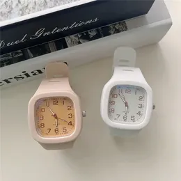 Relógios de moda de manobra de punho Relógios Squartz Dial Watch Luxury Ladies Quartz Silicone Female Relk sem caixa ou pulseira