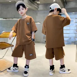 Çocuklar Giysileri Erkek Yaz Jakard Dokunma T-Shirt Şort 2 Parçası Set Teenage Boy Havalandırma Terzyosu Stereoskopik Çizgiler Kıyafet 240426