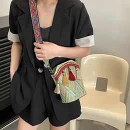 İns etnik tarzı küçük çanta kadınlar 2023 yaz yeni stil modaya uygun basit tatlı omuz dokuma torba püskül kova çantası