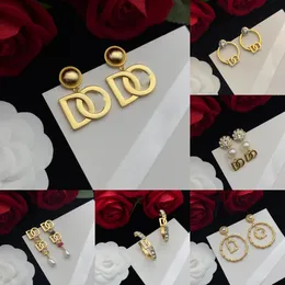 Klasik Mektup D Tasarımcı Küpeler 18K Altın Küpe Tasarımcı Kadınlar için Mektup G Charm Küpe Çember Çiçek Zarif Küpe Tasarımcı Takı Ana Hediye