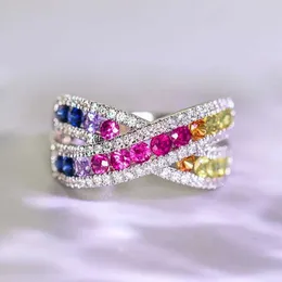 バンドリングHuitan Rainbow CZ Womens Cross Ring Full Color Wedding Party Ring Ling Silver Declaration Jewelry Landing on Ship J240429