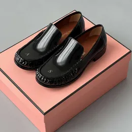 Novos mocassins redondos com a boca rasa, sola grossa, versátil, estilo britânico casual e moda de couro pequeno de couro