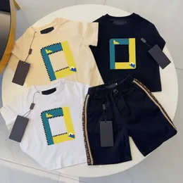 Tasarımcı Kids Pamuk T-Shirts Şort Setleri Bebek Giyim Seti Toddler Marka Şortları Beyaz Siyah Kızlar Kıyafetleri Yaz Trailsuit Gençlik Giysileri