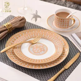 Lager Geschirr setzt den europäischen Stil moderner frischer Liebhaber Keramik Western Plate Bone China Steak Dekoration Tischschale und Set