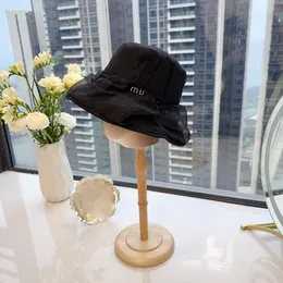 Pretty Designer Bucket Hat Hundrel Metal Letter Yngre Bow Decoration Women's Spring and Summer Sun Protection Beach Hats