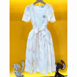 Designer -Kleid Kleid Einfacher weißer Buchstaben Temperament Schlanker Rockseite Reißverschluss Open Jacquard Stoff Design Sense Kleid Frauen B24