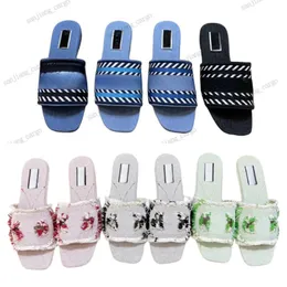 Buchstaben Sticker Slipper Denim Hellblaues Sandalen Drehbuch bestickter Mules Matelasse gesteppte Lederrutsche Leinwand Leinwand Loafer ausschneiden Gummi -Slipper aus