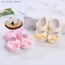 Sandaler Baby Girl Casual Shoes Nyfödda Baby Girl Socks Shoes Non Slip Soft Sules First Step Walker Childrens Cotton Soaked Shoes Sandalsl240429