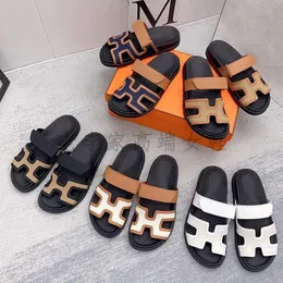 Designer Slipper Sandal Summer Neuer zweiter Onkel Pantoffeln für weibliche Outwear 2024 Echtes Leder Farbblock Klettverschluss flacher Boden Strand Lazy Pantoffeln