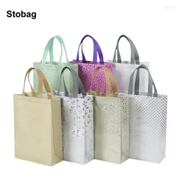Bolsas de armazenamento Stobag 10pcs Tote não tecido Fabric tecido portátil Eco Gift Packaging bolsas reutilizáveis logotipo personalizado (taxa extra)