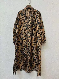 Lässige Kleider Seidenfrauen Laternenhülsenkleid 2024 Frühlingsretro Stand Kragen Schlitzknöpfe Weibliche Midi -Robe mit Flügel