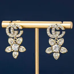 Stud 18k Gold Plated Pearl Zircon Butterfly Flower Earrings Jewelry Letter Wedding Gift Factory grossist med dammväska