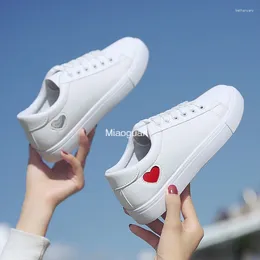 Swobodne buty Summer Woman's Vulcanize 2024 Białe kobiety Sneakers Fashion Flats Serce Koronowane pu Spring Sneaker Tennis Kobieta