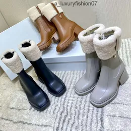 Новейшие женщины из Lampswool и Canvas Rain Boots ПВХ черная серая карамельная резиновая резиновая вода для ботинок ботинок лодыжки размером 35-40