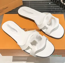 2024 Deisgner Flat Slippers 캔디 색깔이 구멍이있는 문자 스타일 샌들을 착용하는 멀티 컬러