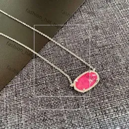 Дизайнер ожерелья Kendrascott Designer Kendras Scotts Ювелирные изделия серии Elisa Series Style Simple и Fresh Pink Rhododendron Pink Azalea Colarbone Chain Collece 372