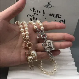 Versão requintada de alta tecnologia do Light Luxury Hout-De Lit Personalized Pearl Broche Saturn Bracelet colar