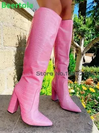 Stiefel rosa Krokodilmuster lang für weibliche Frauen Square Heel Spitze Zehenseite Reißverschluss knielehüge elegante Mode-Winterschuhe