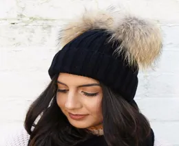2020 Double Fur Ball Cap Pom Poms 여자 여자를위한 겨울 따뜻한 모자 소녀 모자 니트 비니 캡 크로 셰 뜨개질 브랜드 새로운 두꺼운 여성 7364237
