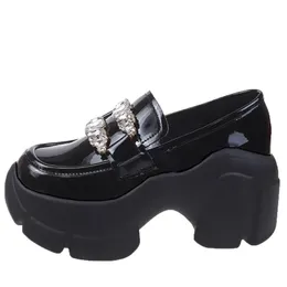 Женские клинья цепные туфли для женщины увеличивают 7 -сантиметровые кроссовки для папы, дамы Мэри Джейн платформу кожаная повседневная обувь 240428