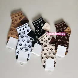 5 Paare/Set Designer mit mittleren Länge Socken Schwarz weiß braun atmungsaktive Socken Klassische Buchstaben Logo atmungsaktiv gestrickte Baumwollbasketball -Basketball -Sportsocken Frauen Socken