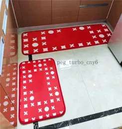 Две части установлены красные коврики для ванны.