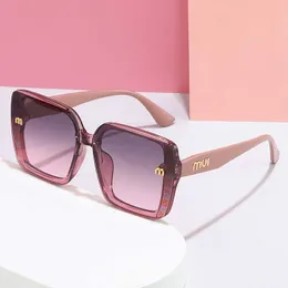 Designer solglasögon koreansk version av minimalistisk M-formad fyrkantig full ram Rainbow Glitter Solglasögon fashionabla och mångsidiga UV400 med solglasögon