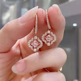 Örhänge swarovski designer kvinnor original kvalitet lyx mode charm slår hjärtrosa blommaörhängen med dynamiska klöver kronblad perforerade örhängen