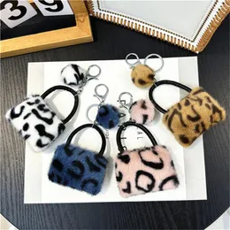 سلاسل المفاتيح الإبداعية Loopard Bag Bendant Keychain Cute Plush Soft Handbag Charms مع Hair Ball Car Trinket Keyring Moto Accessories Gift
