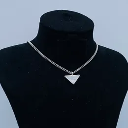 Designer Silver Gold Color Prad Prad Colar Momen Homens Triângulo Letras Punk esmalte a rua Cool Woman Pingents Colares Luxury Jewlery Chokers 45