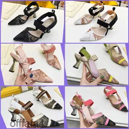 2023 Sanior Designer in pelle Sandals Domande Summer High Heels Fashion Beach Slifors Women Slifors F LETTER SLIPERS 35-42