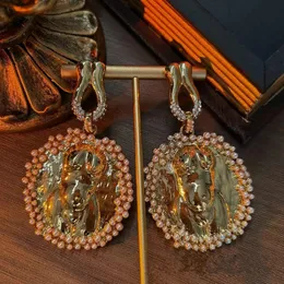 Серьги для подвесной подвески для личности для женщин для женщин -ювелирных украшений золотой цвет латун в Европе и Америке 240417