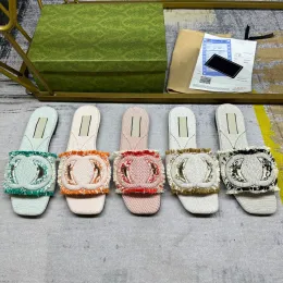 Italiensk designer kvinnor interlock glid sandal designer frayed inlocking ihåliga ut tofflor platt läder sulas sommar glid moderna strandsandaler