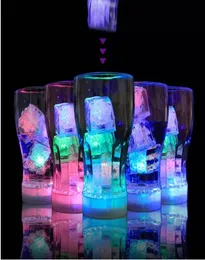 Flash Ice Cubes WaterActivated LED Flash Light Sätt i vattendryck Flash Bars Bröllopsfödelsedags julfestival i stock8877583