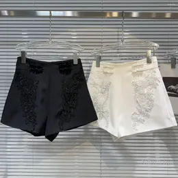 Shorts femminile 2024 Summer Nicchia Pearl Perline Chinese Grollo Pulsante Design Design Sociate Abiti a tre punti per donne