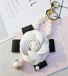 Leder Camellia Flower Keychain Keyring für Frauen Leder Blütenbeutel Charm Glass Perlen Schlüsselkette Gold Car Keyrings9200777