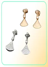 Europa America Style Lady Frauen Titanium Stahl Quasten graviert B Initialen Full Diamond -Stollen Ohrringe 2 Color8554690