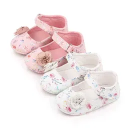 Sandaler Baby Womens Shoes Mary Jane Flower Print Cute Bow Spring/Summer Sandals Soft PU och TPR Sole Anti Slip 0-12m Babyl240429