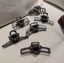 Donne lettera p metallo di granchio grande clip per capelli ragazze ragazze geometriche triangolo metallo cavo cavo croce peli Accessori per capelli clip5044106