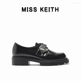 أحذية غير رسمية ملكة جمال Keith Spring British Style Women Laiders Decoration Metal Round Toe Flat Sheo Fashion Black