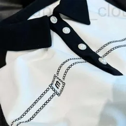 Kadın T-Shirt Tasarımcısı Yaz Yeni Siyah Beyaz Kontrast Yakası, Diamond Pearl Buckle Polo Kısa Kollu Üst, Zarif Ön Omuz Çok yönlü T-Shirt 6XAF